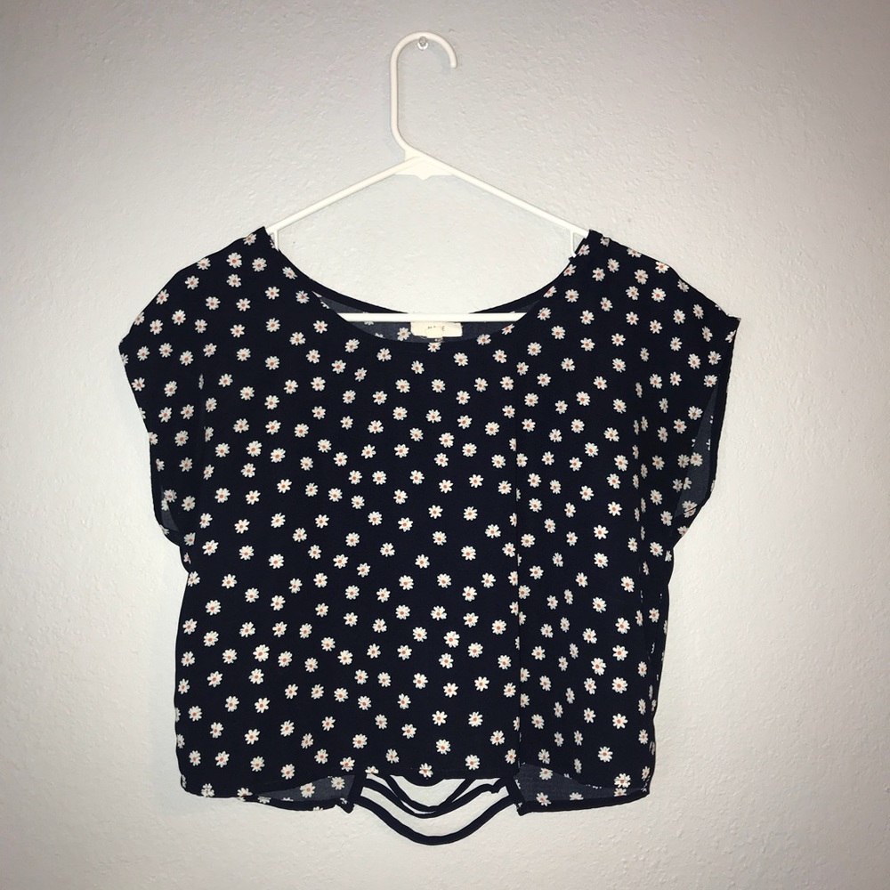 navy top with daisies